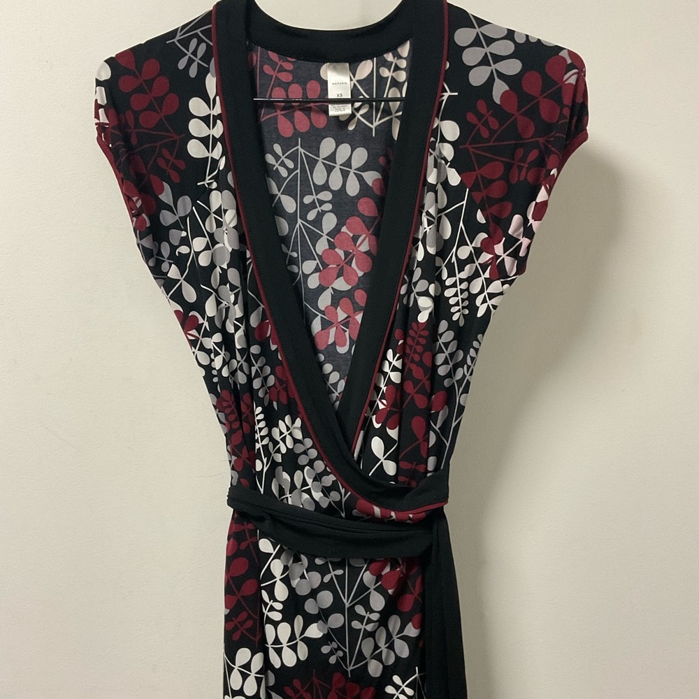 Pretty Merona Cranberry Grey & White Leaf Design On Black Cool Comfort Top! - Picture 11 of 13